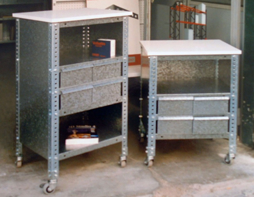 mesa auxiliar con tablero blanco, ruedas y cajones 